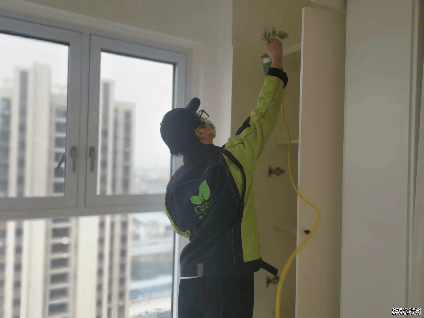 阁楼内,施工人员在狭小空间内,手持工具对家具进行细致的除醛作业,克服空间限制,通过灵活的操作确保家具的每一个部分都能得到有效除醛处理。