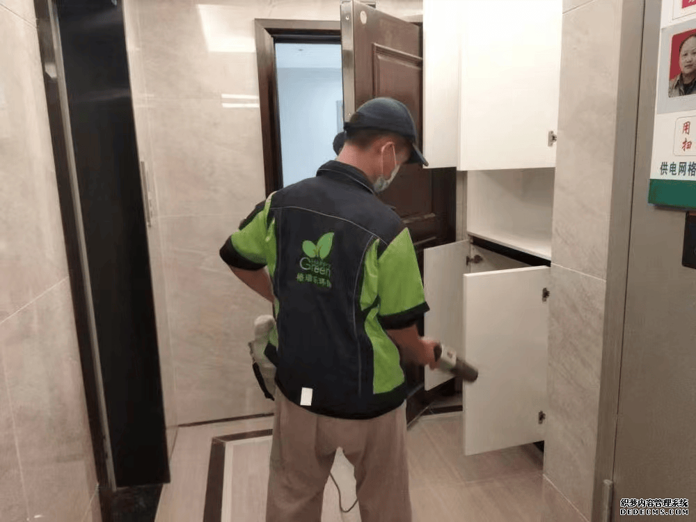 玄关处，检测员打开鞋柜，将检测仪深入内部，着重检测鞋柜的甲醛状况。
